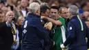 Robbie Keane memeluk saudaranya sekaligus asisten pelatih Republik Irlandia, Roy Keane saat melawan Oman di Stadion Aviva, Dublin, (31/8/206). (Reuters/Clodagh Kilcoyne)
