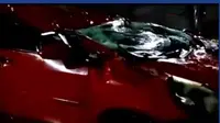 Polisi masih menyelidiki insiden terjunnya mobil dari areal parkir Detos. Sementara, Hamzah Haz menjenguk anaknya di Polda Metro Jaya.