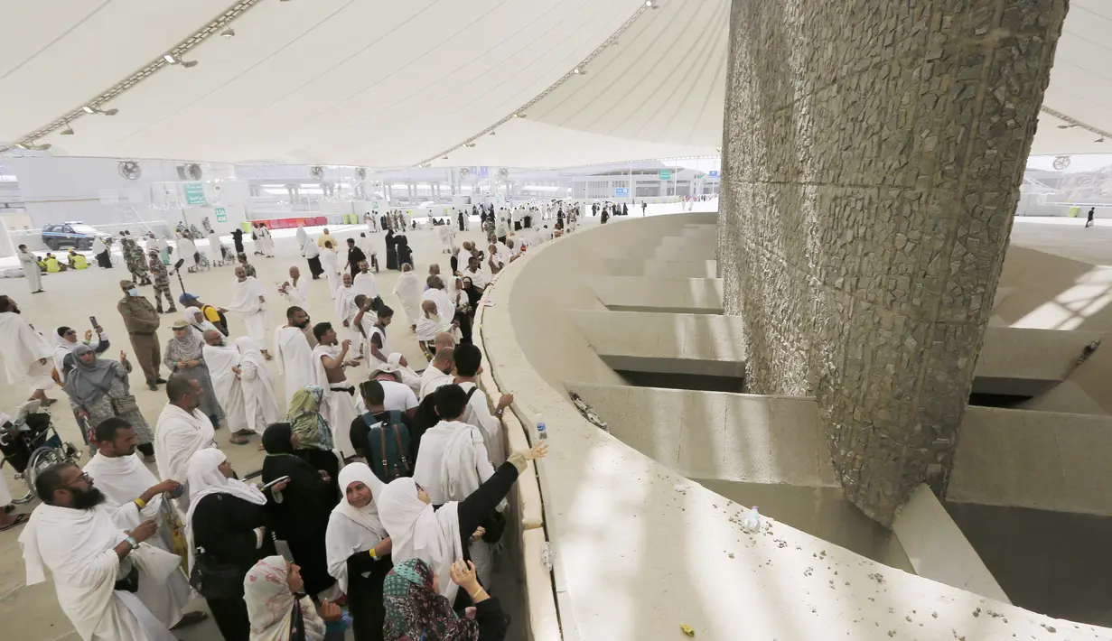 Suasana jemaah haji melempar jumrah di Mina, dekat kota suci Makkah, Arab Saudi (11/8/2019). Batu-batu yang dilemparkan diambil dari hamparan Muzdalifah. (AP Photo/Amr Nabil)
