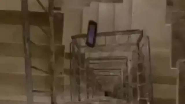 8 Momen Apes Hape Jatuh di Tempat Sulit Ini Bikin Sedih