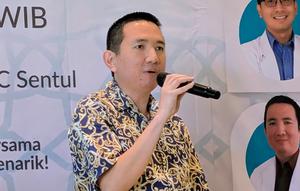 Dokter spesialis paru dan pernapasan, dr. Herman, Sp.P, FISR soal mudik bagi pasien TBC dalam temu media di RS EMC Sentul, Bogor, Jumat (13/3/2026). Foto: Liputan6.com/Ade Nasihudin.