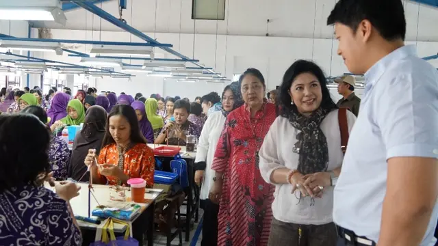 Perusahaan rambut palsu, Penanaman Modal Asing (PMA) Korea, banyak menyerap tenaga kerja di Purbalingga. (Foto: Liputan6.com/Muhamad Ridlo)