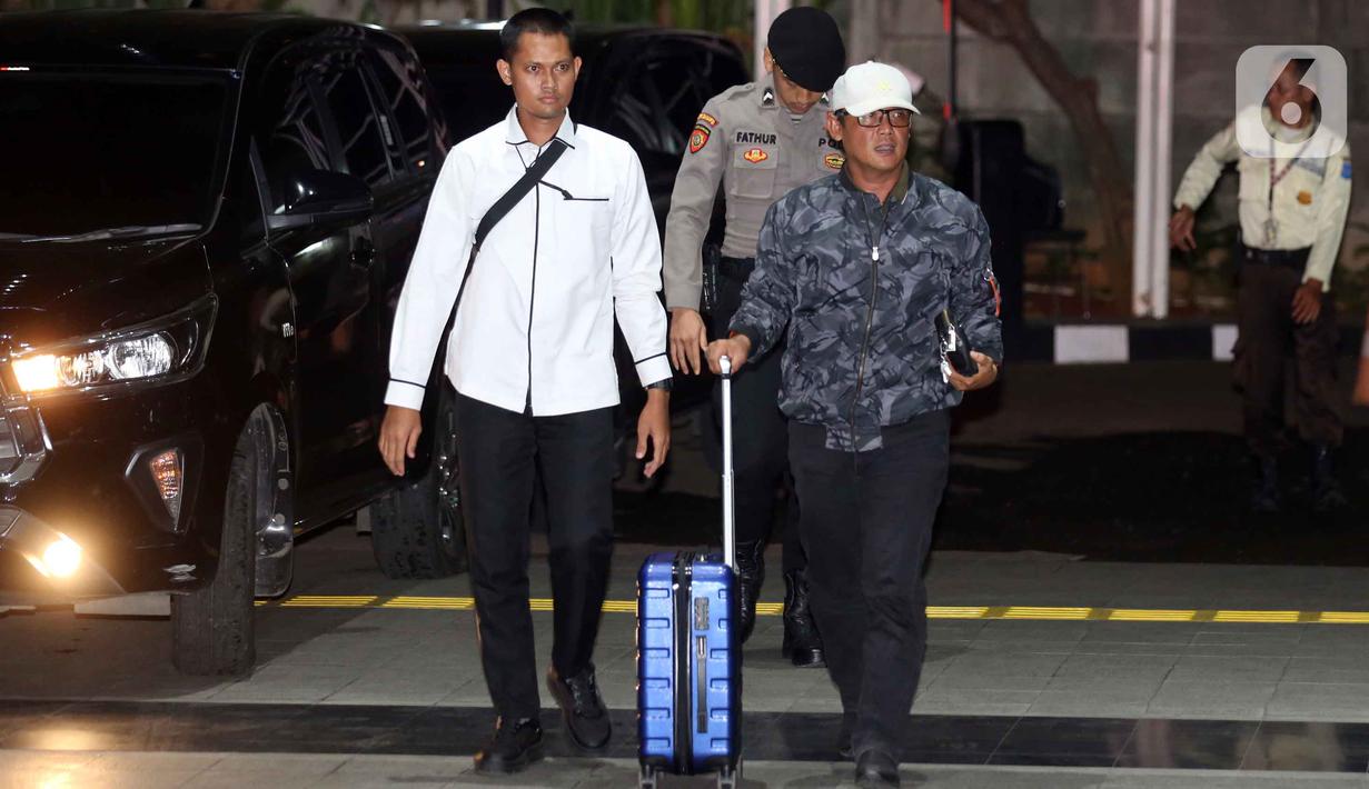 Bupati Lampung Tengah, Ardito Wijaya (mengenakan jaket) digiring petugas saat tiba di Gedung Merah Putih Komisi Pemberantasan Korupsi (KPK), Jakarta, Rabu (10/12/2025). Komisi Pemberantasan Korupsi (KPK) menangkap Bupati Lampung Tengah, Ardito Wijaya. (Liputan6.com/Helmi Fithriansyah)