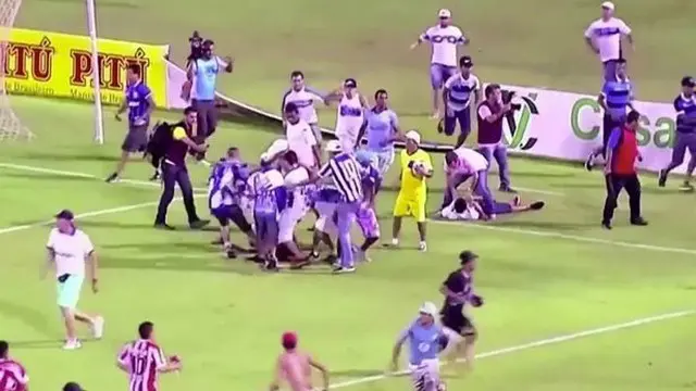 Perkelahian massal antar 2 suporter terjadi saat laga antara Clube de Regatas Brasil (CRB) vs Centro Sportivo Alagoano (CRB) di kompetisi negara bagian Alagoas, Brasil (8/5/2016).