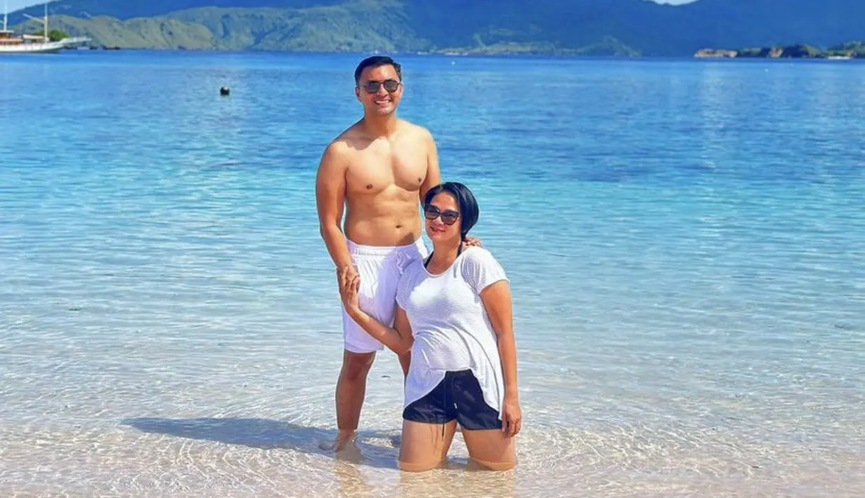 Bermain di pantai, Dian mengenakan kaos putih dan celana pendeknya. Sedangkan Anjasmara tampil telanjang dada dengan celana pendek putihnya. Credit: Instagram @bu_deedee