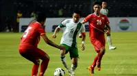 Penyerang Timnas Indonesia U-19, Evan Dimas Darmono tidak mampu bergerak leluasa saat berlaga melawan Myanmar di Stadion GBK Jakarta, (7/5/2014). (Liputan6.com/Helmi Fithriansyah)
