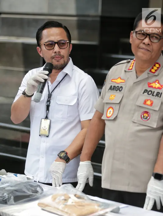 Wadir Reskrimum Polda Metro Jaya AKBP Ade Ary Syam Indradi (kiri) menunjukkan barang bukti kasus pengancaman pemenggalan terhadap Presiden Joko Widodo atau Jokowi di Mainhall PMJ, Jakarta, Senin (13/5/2019). Polisi menyita barang bukti berupa jaket, tas, dan telepon genggam. (Liputan6.com/Faizal Fan