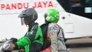 Pengendara ojek online bersama penumpang melintas di kawasan Terminal Kalideres, Jakarta, Selasa (22/3). Dengan adanya aksi demo angkutan umum di ruas Jakarta penumpang terlantar di sejumlah terminal. (Liputan6.com/Faisal R Syam)