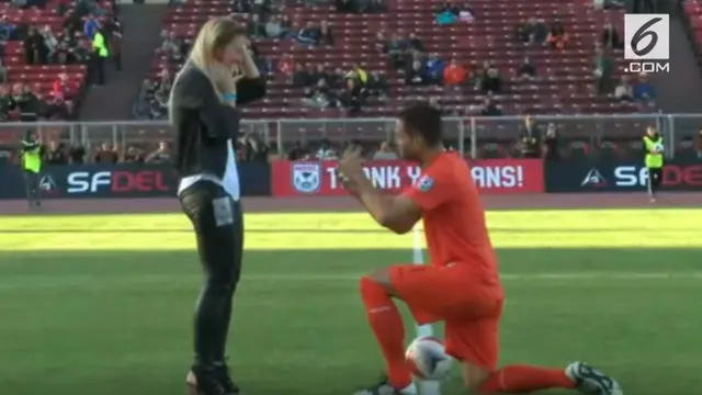 Momen Romantis, Wanita Dilamar Kekasih di Tengah Lapangan Sepak Bola 