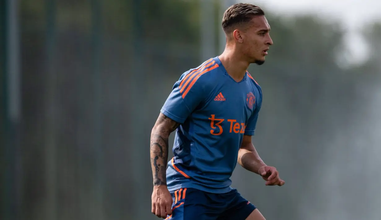 Namun akhirnya, Manchester United membuat tawaran dengan total nilai 84 juta poundsterling plus bonus kepada klub asal Belanda tersebut. (Twitter/@ManUtd)