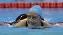 Perenang Spanyol, Mireia Belmonte, menangis usai meraih emas nomor 200 m gaya kupu-kupu pada Olimpiade 2016 di Rio de Janeiro, Brasil, Kamis (11/8/2016). (AP/David J. Phillip)