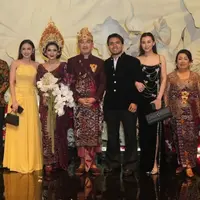Tampilan Sederet Artis Hadir Dipernikahan Mewah Anak Pemilik Krisna Bali. [@aaliyah.massaid]