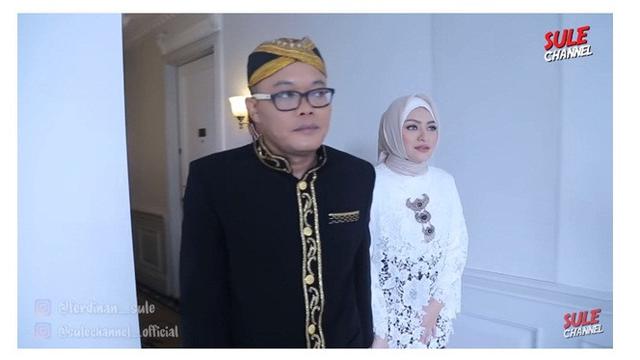 8 Potret Prewedding Sule dan Nathalie Holscher, Mesra Banget