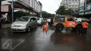 Kendaraan melintas di salah satu ruas Jalan Kemang Raya, Minggu (28/8). Penutupan terkait proses pengeringan lokasi parkir bawah tanah pertokoan akibat banjir yang terjadi sejak Sabtu malam (27/8). (Liputan6.com/Helmi Fithriansyah)