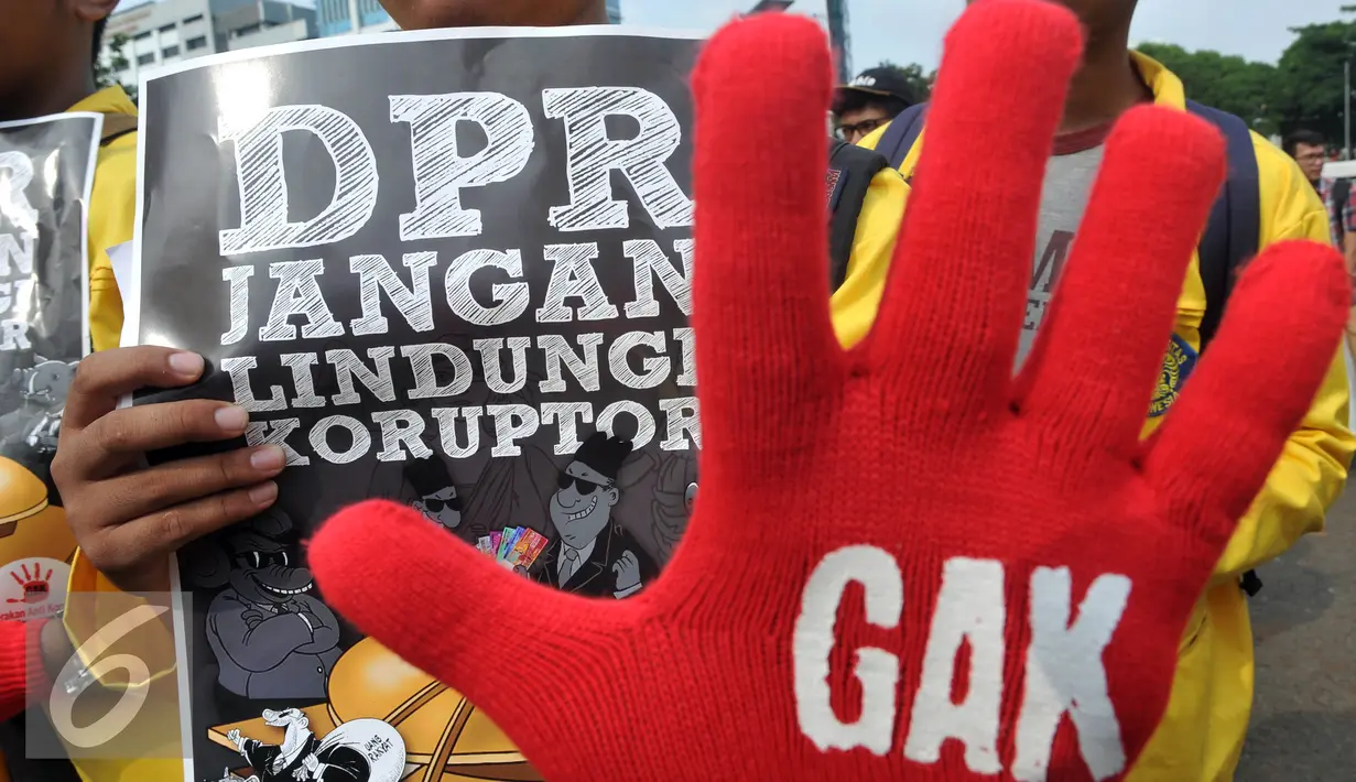 Sejumlah mahasiswa menggelar aksi unjuk rasa di depan Gedung DPR, Jakarta, Jumat (11/12). Mereka meminta pemerintah untuk menasonalisasi Freeport serta menolak revisi UU KPK. (Liputan6.com/Johan Tallo)