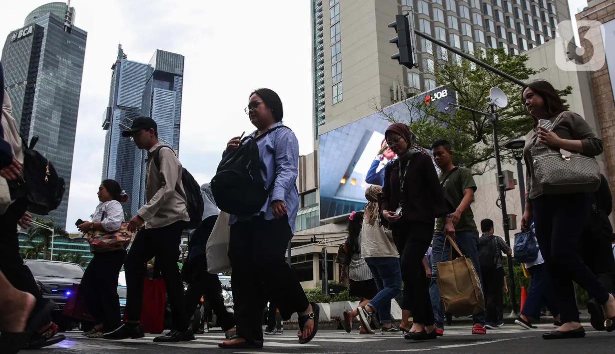 Pemerintah secara resmi memutuskan kenaikan Upah Minimum Nasional (UMN) sebesar 6,5 persen untuk tahun 2025. Pengumuman kenaikan upah minimum tersebut disampaikan langsung Presiden Prabowo Subianto usai rapat terbatas pada Jumat (29/11/2024). (Liputan6.com/Angga Yuniar)