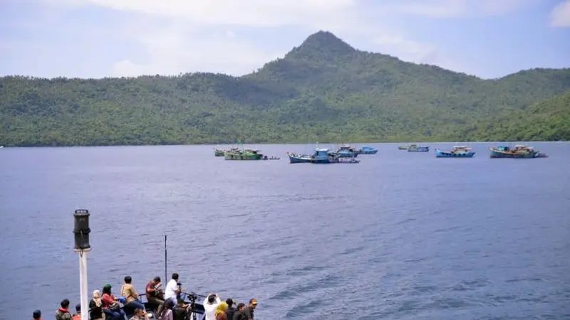 Kementerian Kelautan dan Perikanan bersama Satgas 115 kembali melakukan pemusnahan barang bukti tindak pidana perikanan dengan menenggelamkan kapal perikanan pelaku illegal fishing di Natuna. (Dok: KKP)