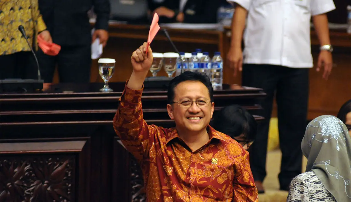 Irman Gusman mengangkat tangan menunjukkan surat suara pemilihan Ketua DPD RI 2014-2019 di Kompleks Parlemen gedung Nusantara V, Jakarta, (Liputan6.com/Helmi Fithriansyah)