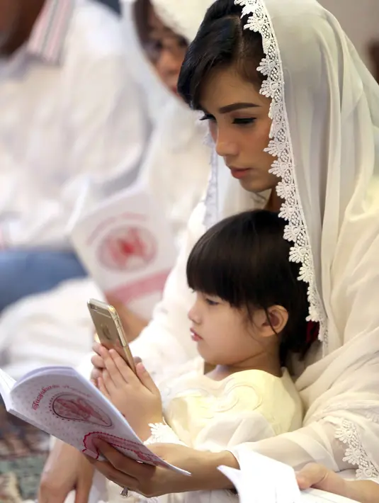 Ditemui di kediamannya di kawasan Cipete, Jakarta Selatan, beberapa waktu lalu, Ussy mengatakan ketika Sheva meminta susu dan sudah dikasih susu di dalam botol, namun bayinya itu tetap mencari ASI dan sang ibu. (Nurwahyunan/Bintang.com)