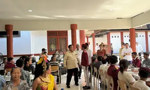Presiden Prabowo Subianto makan siang bersama siswa Sekolah Rakyat Menengah Pertama (SRMP) 17 Tabanan, Bali, Minggu (7/6/2026). (Liputan6.com/Lizsa Egeham)