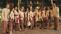 Pada acara akad nikah, Adira tampil anggun dalam balutan kebaya modern dengan rok batik. Kombinasi ini memberikan kesan tradisional namun tetap modern dan stylish. Ia terlihat sangat cantik dan menawan saat berdiri sejajar dengan para bridesmaid lainnya. (Liputan6.com/IG/@adirakania)