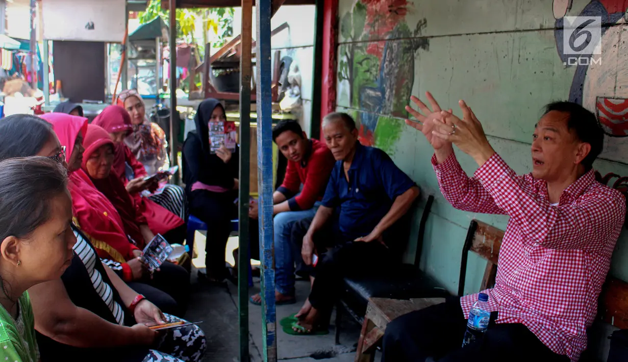 Politisi PDI Perjuangan, Sony Kusumo berdiskusi dengan warga di Jakarta Utara, Minggu (18/11). Blusukan ala Jokowi merupakan strategi politik menghadapi Pilpres 2019. (Liputan6.com/HO/Yogi)