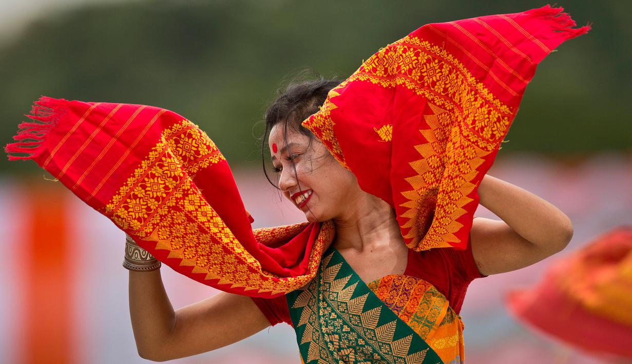 Seorang gadis suku Bodo India melakukan tarian kupu-kupu selama perayaan Hari Kemerdekaan India di Gauhati, India, (15/8). India merdeka dari kolonialis Inggris pada tahun 1947. (AP Photo / Anupam Nath)