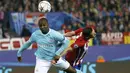 Pemain PSV, Marco van Ginkel (kanan), berduel dengan pemain Atletico Madrid, Yannick Ferreira, pada leg kedua babak 16 besar Liga Champions di Stadion Vicente Calderon, Madrid, Rabu (16/3/2016) dini hari WIB. (Reuters/Sergio Perez)