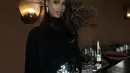 <p>Baby pump pun diperlihatkan olehnya dengan mengenakan atasan turtleneck hitam dipadukan bawahan sequin silver. Dengan anting-anting sebagai aksesori.&nbsp;(@jastookes)</p>