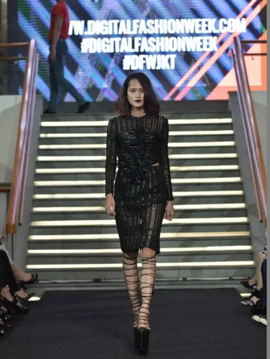 Koleksi ini didominasi oleh warna hitam dan merah. (Liputan6.com/Pool/PR Magnifique)