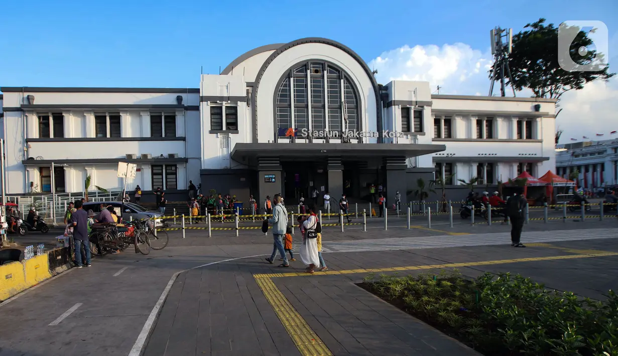 Suasana pedestrian di kawasan Kota Tua, Jakarta, Kamis (1/9/2022). Jalur pedestrian yang menghubungkan Stasiun Jakarta Kota dengan Kawasan Wisata Kota Tua itu selesai direvitalisasi dan sudah bisa digunakan pejalan kaki. (Liputan6.com/Herman Zakharia)