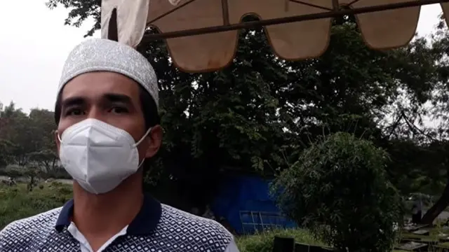 Teddy Syah saat pemakaman ibunda mertuanya