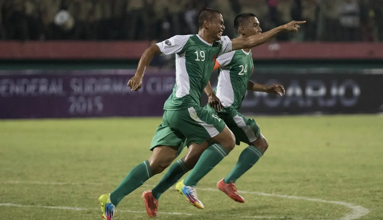 Pemain PS TNI, Aldino Herdianto, merayakan gol penyeimbang ke gawang PBFC pada laga Piala Jenderal Sudirman di Gelora Delta Sidoarjo, Jawa Timur, Rabu (18/11/2015). (Bola.com/Vitalis Yogi Trisna)