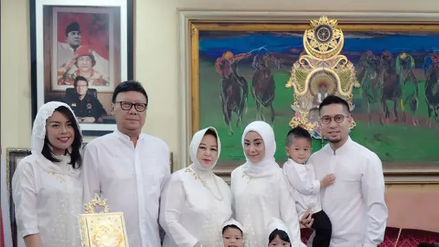 Kebersamaan keluarga Tjahjo Kumolo semasa hidup dengan Detri Warmanto. (Instagram @uniputri)