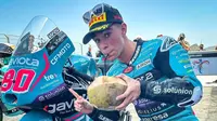 David Alonso merasakan segarnya kelapa muda usai menjuarai Moto3 2024 di Sirkuit Mandalika, NTB, Minggu (29/9/2024). (Instagram/motogp)