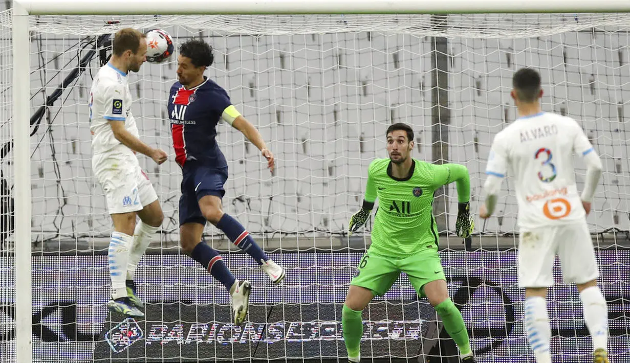 Meski menang, PSG masih tertahan di posisi ketiga klasemen sementara dengan koleksi 51 poin di bawah Lille 54 poin dan Olympique Lyon 52 poin. (AP Photo/Daniel Cole)