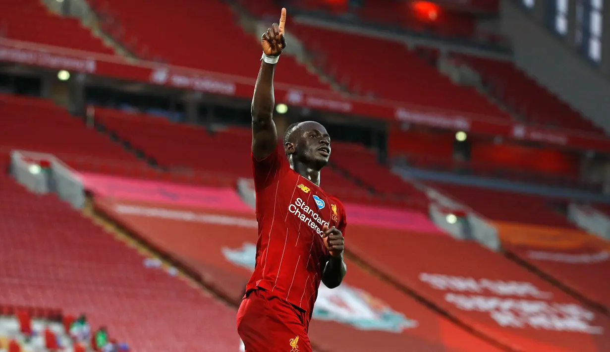 Penyerang Liverpool,  Sadio Mane berselebrasi usai mencetak gol ke gawang Crystal Palace pada pertandingan lanjutan Liga Inggris di di Stadion Anfield di Liverpool, Inggris (24/6/2020). Liverpool menang telak 4-0 atas Crystal Palace. (Phil Noble/Pool via AP)