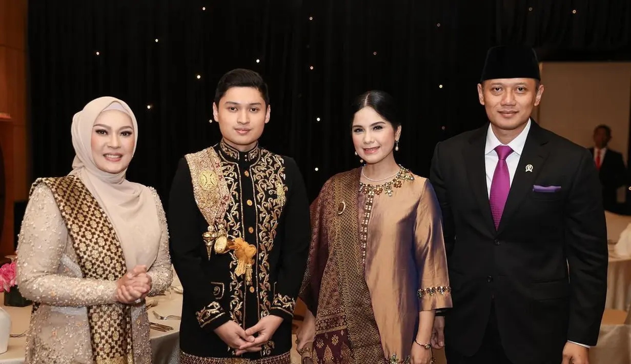 Penampilannya dilengkapi dengan pulasan makeup flawless, tatanan rambut updo, dan beberapa perhiasan minimalis untuk menyeimbangkan busana-nya yang glamor. [@annisayudhoyono].