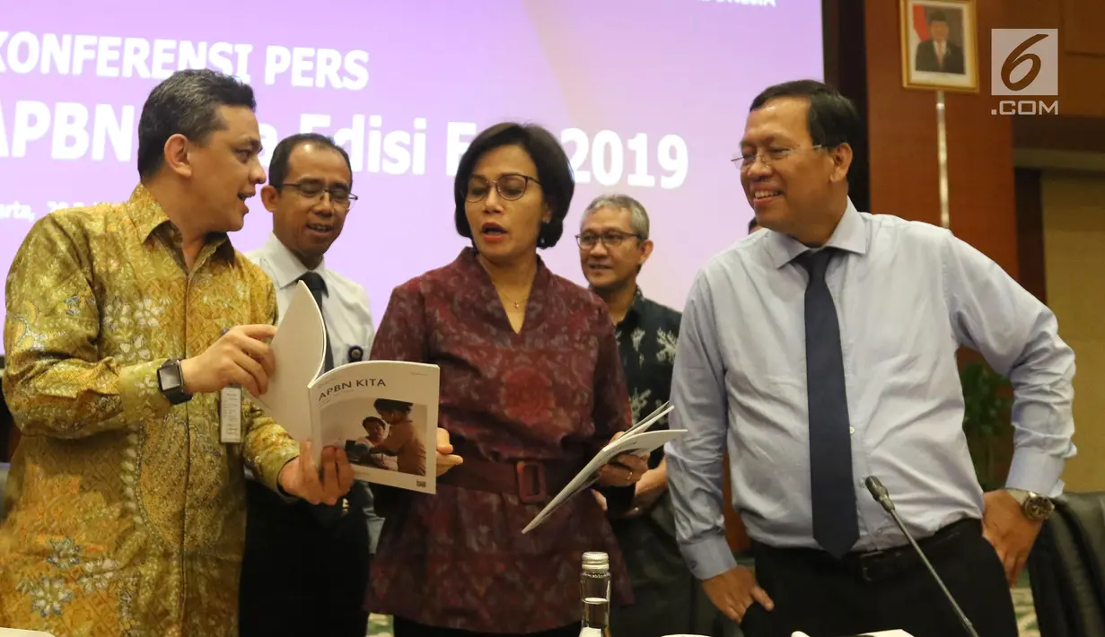 Menkeu Sri Mulyani (tengah) berbincang dengan Dirjen saat konferensi pers APBN KiTa Edisi Feb 2019 di Jakarta, Rabu (20/2). Kemenkeu mencatat defisit APBN pada Januari 2019 mencapai Rp45,8 triliun atau 0,28 persen dari PDB. (Liputan6.com/Angga Yuniar)