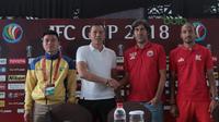 Pelatih Song Lam Nghe An FC, Nguyen Duc Thang (2kiri) bersalaman dengan pelatih Persija Jakarta, Stefano Teco (2Kanan) saat press conference Piala AFC 2018 di Hotel Grandika, Jakarta, (13/3/2018). Persija akan melawan Song Lam Nghe AN FC. (Bola.com/Nick H