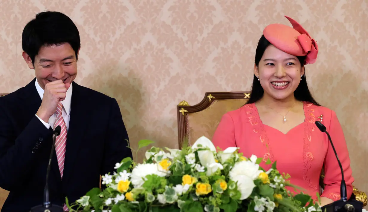 Putri Jepang Ayako bersama calon suaminya, Kei Moriya dalam konferensi pers pertunangan mereka di Tokyo, Senin (2/7). Putri Ayako merupakan bungsu dari pasangan Putri Hisako dengan Pangeran Takamoado, sepupu Kaisar Akihito. (AP/Koji Sasahara, Pool)