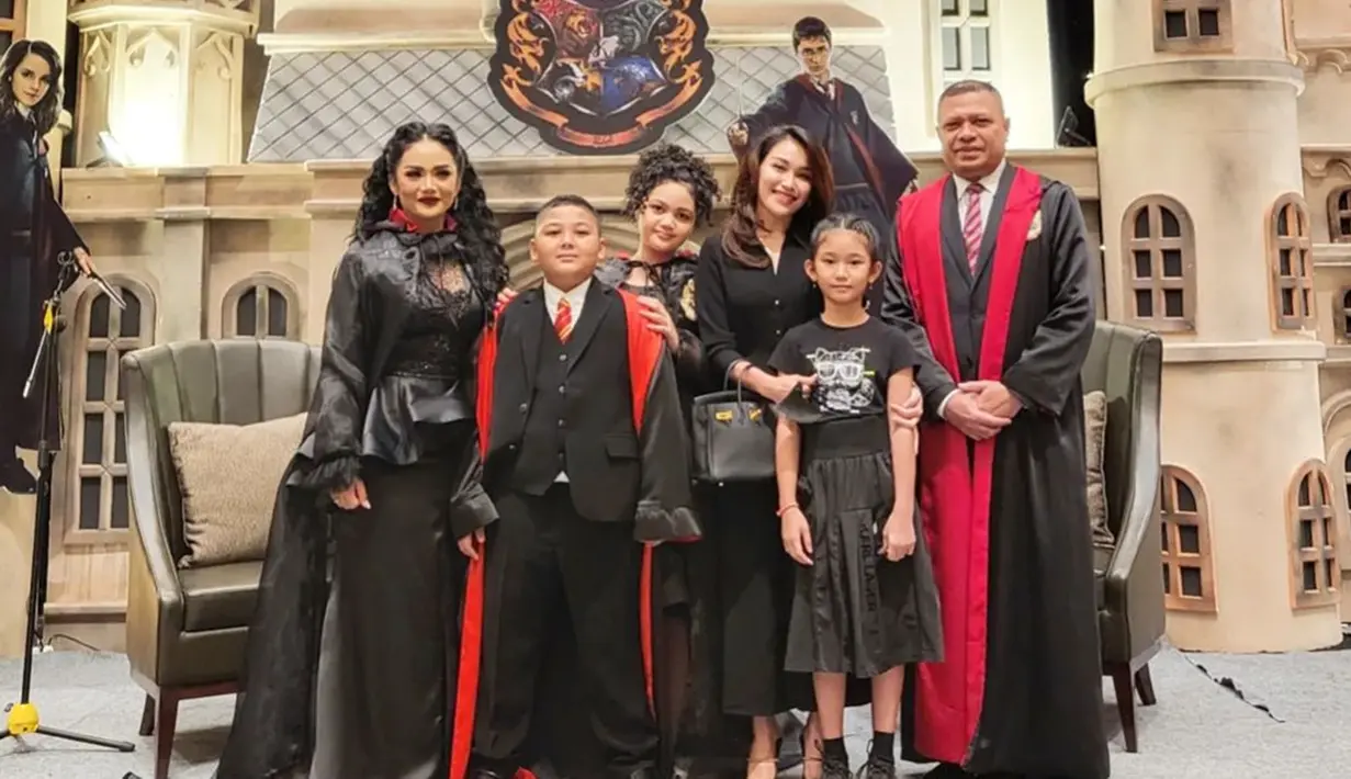 Bertema Harry Potter, pesta ulang tahun anak Krisdayanti itu berlangsung seru. Tak ketinggalan hadir juga, Ayu Ting Ting. Ia datang sambil mengajak putri semata wayangnya, Bilqis. Ayu mengaku, momen itu membuatnya betul-betul merasa seperti emak-emak. (Liputan6.com/IG/@ayutingting92)