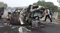 Kondisi kendaraan usai terlibat  kecelakaan maut di ruas Tol Cipularang Kilometer 92, Purwakarta, Jawa Barat, Senin (2/9/2019). Polisi melakukan rekayasa lalu lintas untuk mengatasi kemacetan akibat kecelakaan maut Cipularang. (Liputan6.com/Abramena)