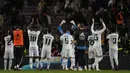Para pemain Real Madrid merayakan kemenangan di depan para pendukungnya setelah berakhirnya laga leg kedua semifinal Copa del Rey 2022/2023 menghadapi Barcelona di Camp Nou Stadium, Barcelona, Kamis (6/4/2023) dini hari WIB. (AP Photo/Joan Mateu Parra)
