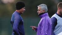 Manajer Tottenham Hotspur, Jose Mourinho (kanan) dan Dele Alli (@spursofficial)
