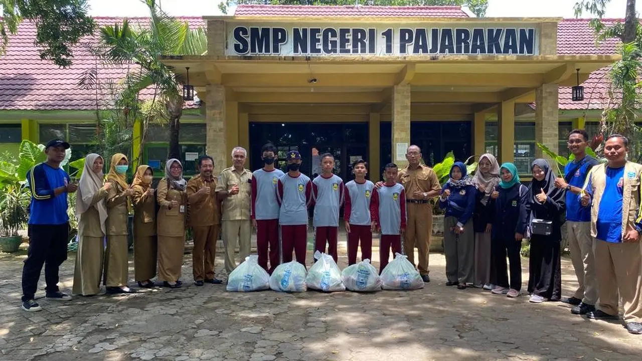 Siswa SMP Negeri 1 Pajarakan korban jembatan ambruk mendapatkan bantuan sosial dari  Pemerintah Kabupaten Probolinggo ( Istimewa)
