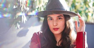 Potret memesona Chelsea Islan dengan lipstik merah. Warna lipstik yang bold ini berhasil meningkatkan keseluruhan tampilannya yang sebenarnya sederhana. Foto: Instagram.