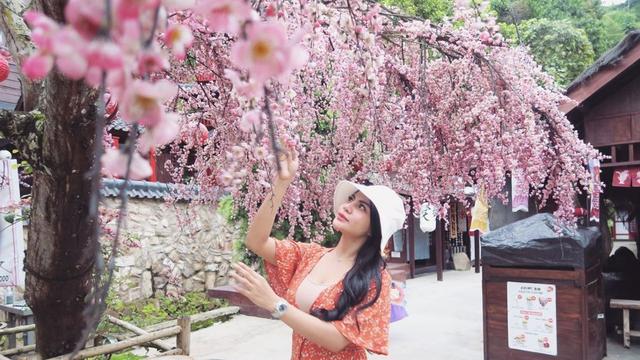 7 Potret Tisya Erni, Model yang Dikabarkan Dekat dengan Sule