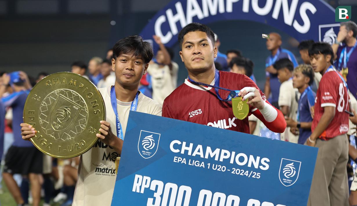 Para pemain Persita Tangerang memamerkan medali dan trofi usal menjuarai ajang Elite Pro Academi kategori U-20 2024/2025 di Stadion Patriot Chandrabhaga, Bekasi pada Sabtu (22/2/2025). (Bola.com/Abdul Aziz)