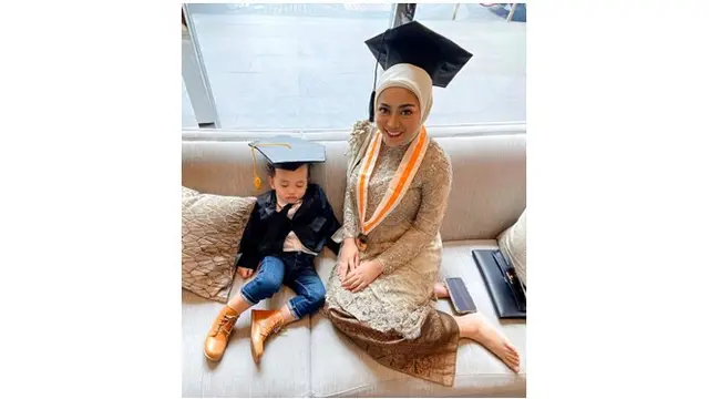 Rachel Vennya mengajak putra sulungnya, Xabiru untuk hadir di acara wisuda.